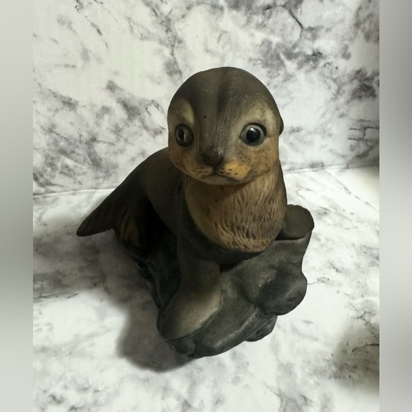 Smith Western Baby Seal Pup on a Rock
Taiwan - Picture 1 of 8